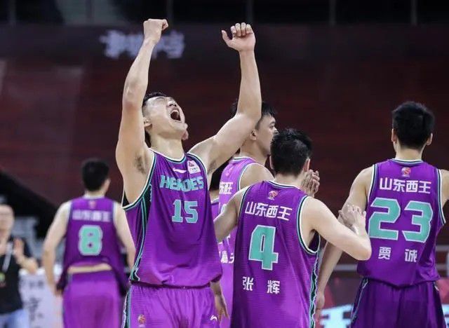 彭昱畅彭昱畅、乔杉准确拿捏住了小人物身上的喜感，无论搓澡搓掉痦子等令人冷俊不禁的生活化细节，还是;大自然的搬运工、;中年男人的头发等当下热梗，都轻巧;搓中观众笑点
